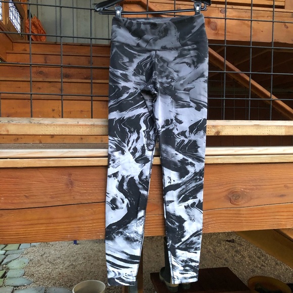 Nike Pants - Nike women’s dri fit printed leggings marble small